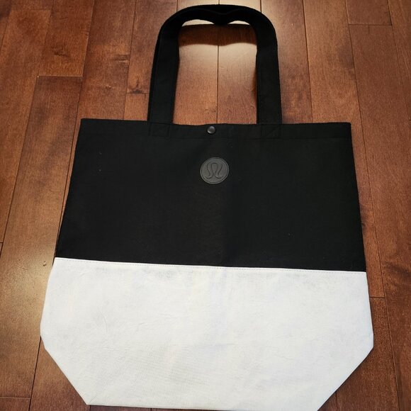 Lululemon Tyvek Felt black and white tote bag - Picture 4 of 6